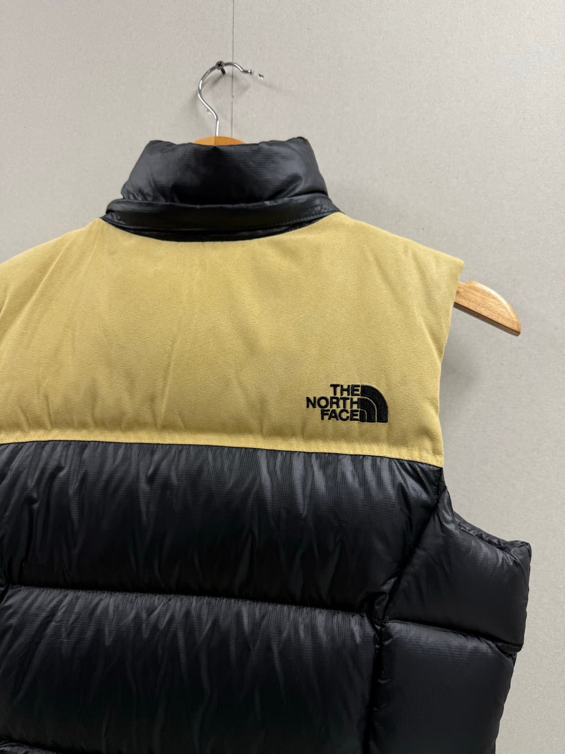 여성 S / 노스페이스 700 LTD 눕시 패딩조끼 블랙/베이지 상품이미지8