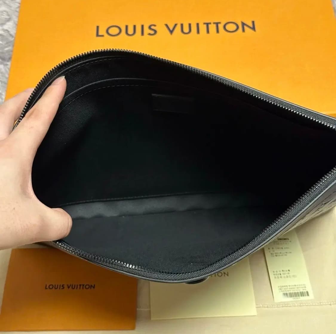 [풀구성] 루이비통 이클립스 쉐도우 포쉐트 디스커버리 클러치 블랙 상품이미지6