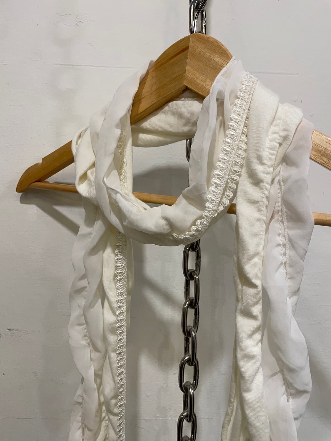 레이스 절개 레이어드 셔링 화이트 스카프 페어리 모리 상품이미지1