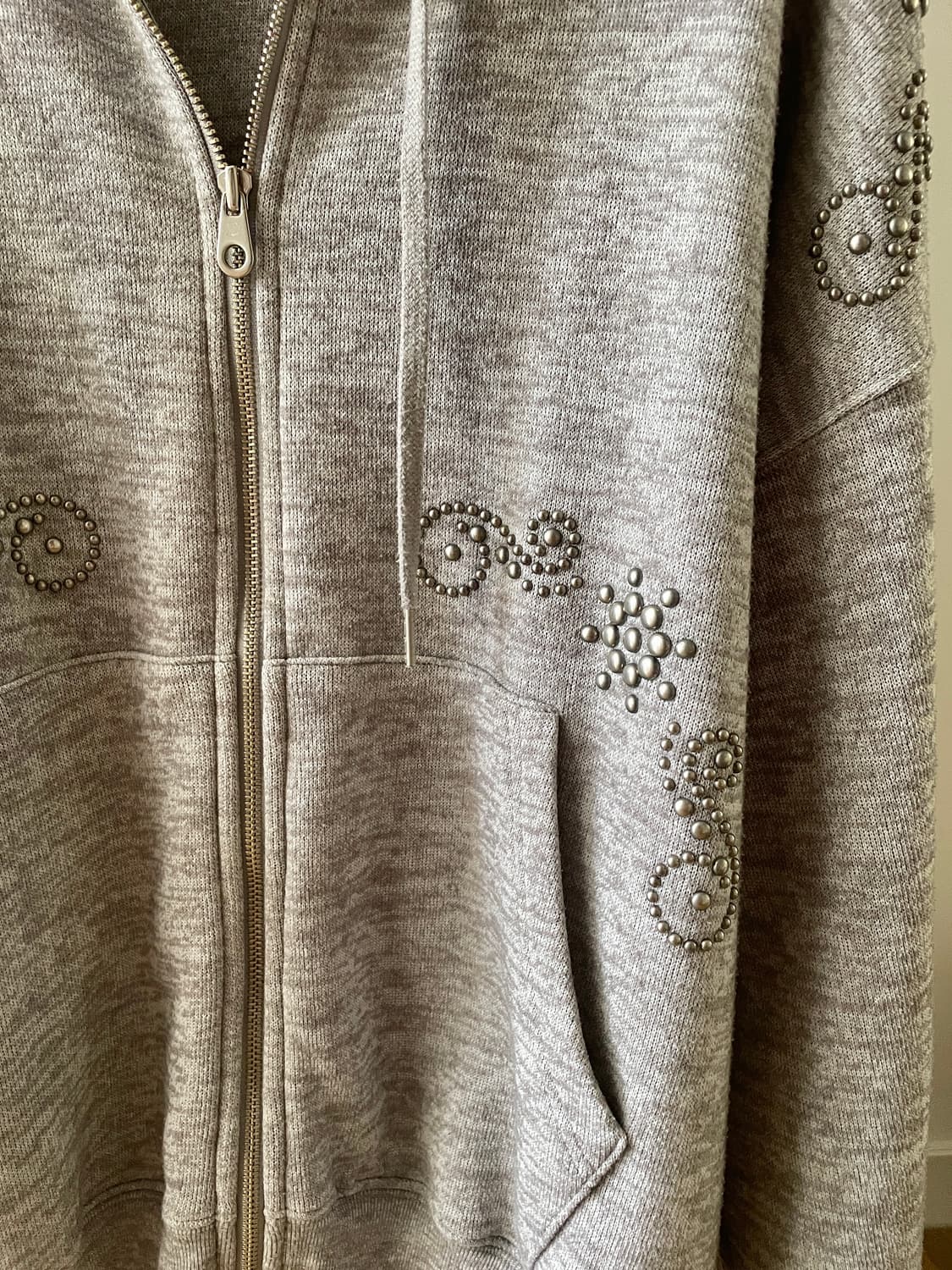 폴리수엠 ORNAMENT STUDDED HOODIE 상품이미지5