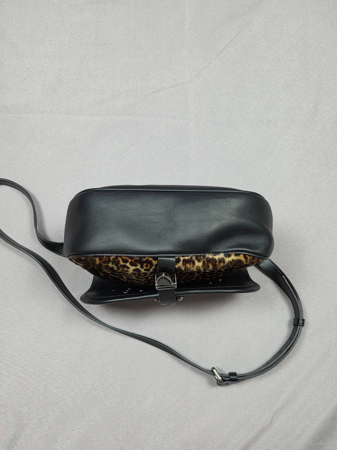 [골든구스] 웨스턴 버클 스터드 레오파드 송치 크로스백 | G00018 상품이미지5