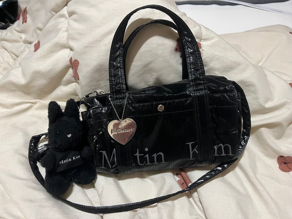 마뗑킴 글로시 로고 스포티 미니 더플백 (블랙) + 토끼키링포함  상품이미지1