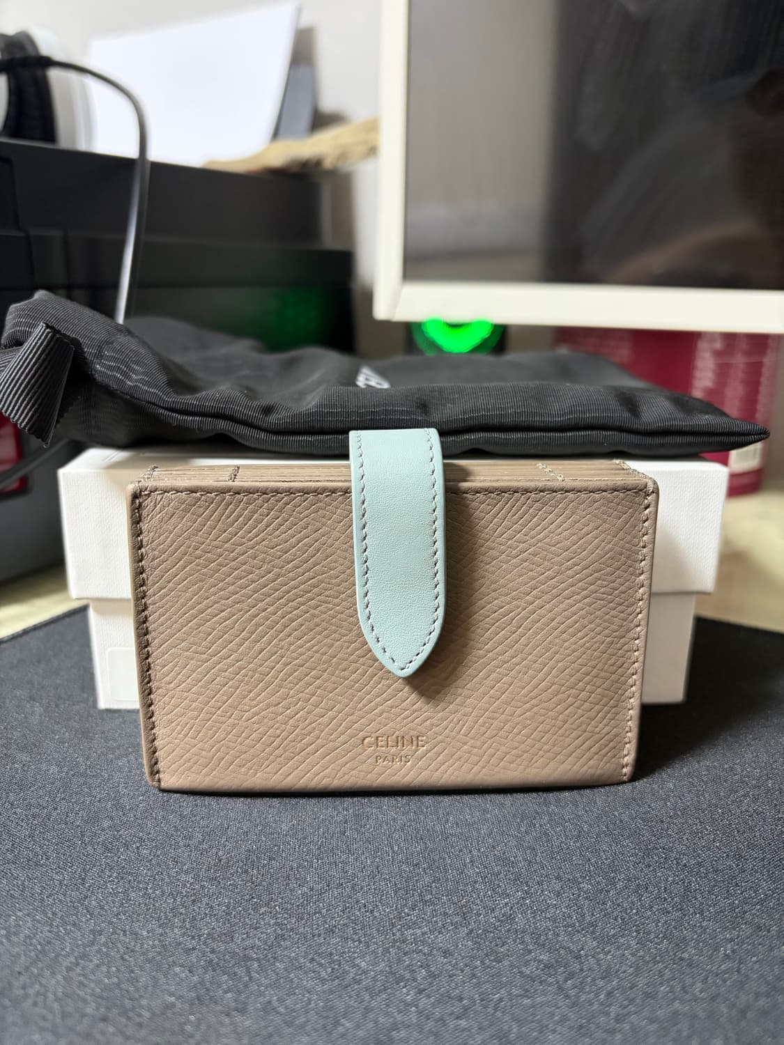 셀린느 그레인드 카프스킨 아코디언 카드 홀더 페블 미네랄 상품이미지1