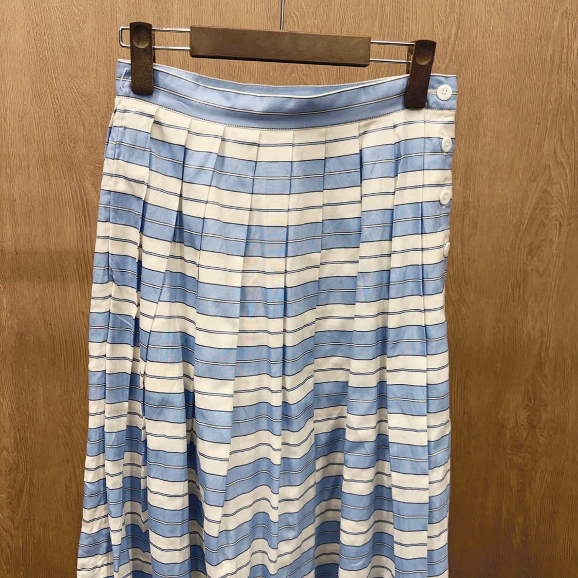 마가렛호웰 플리츠 롱 스커트 스트라이프 패턴 사이드 버튼 디테일 블루 상품이미지4