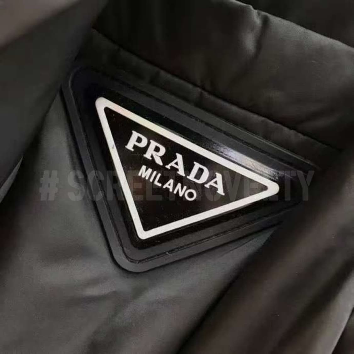 프라다 블랙로고 여성 패딩 상품이미지3
