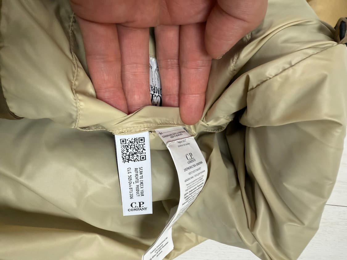 CP컴퍼니 DD 쉘 패딩 조끼 과 슈프림 티서츠 상품이미지6