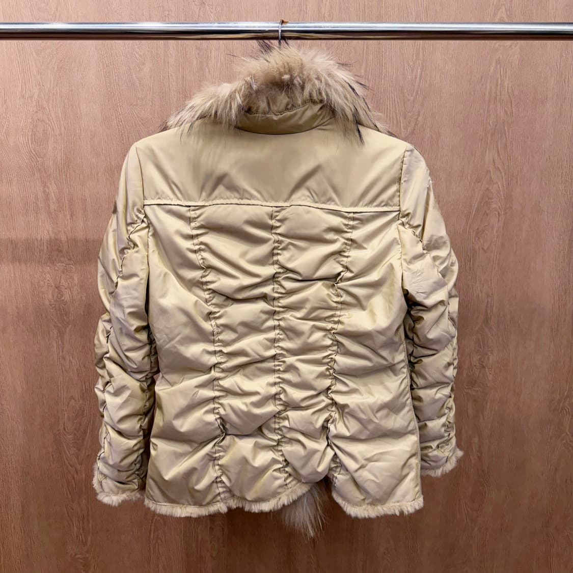 JPN 패딩 넥 라인 퍼 트리밍 셔링 패턴 사선 포켓 디테일 베이지 상품이미지3