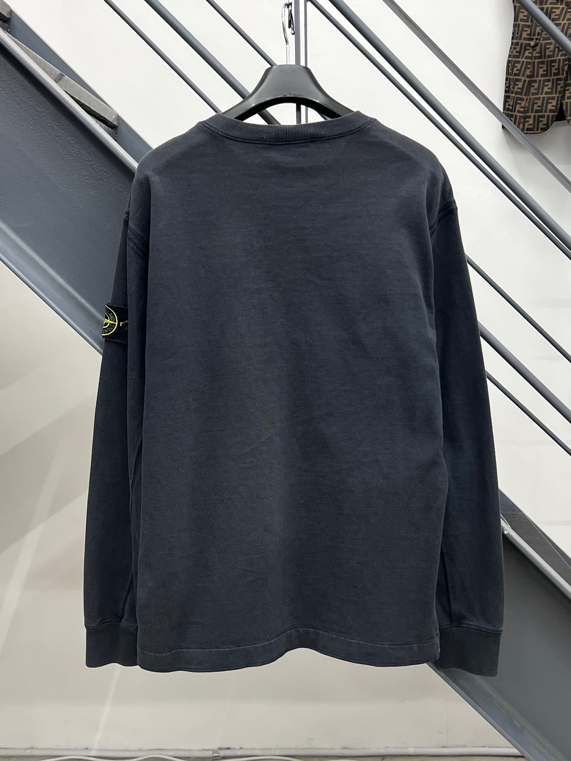 스톤아일랜드 와펜 블랙 롱슬리브 상품이미지3