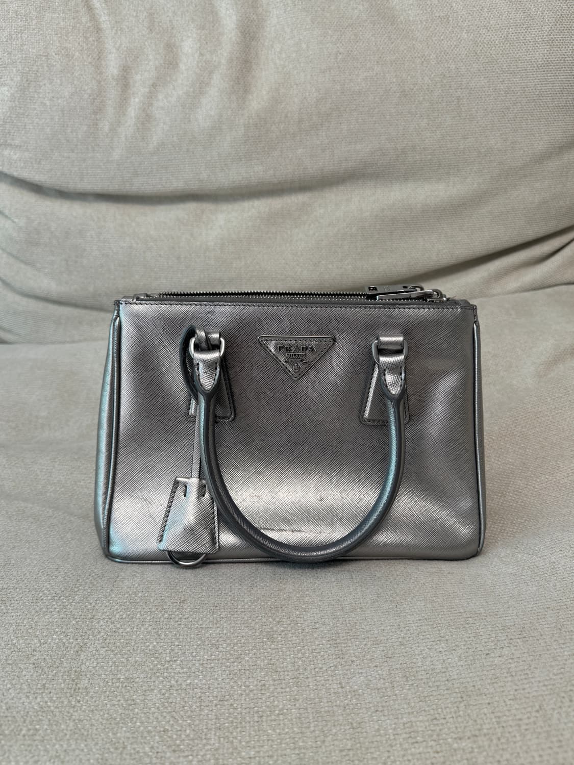 프라다 갤러리아백 실버컬러 스몰사이즈 상품이미지1
