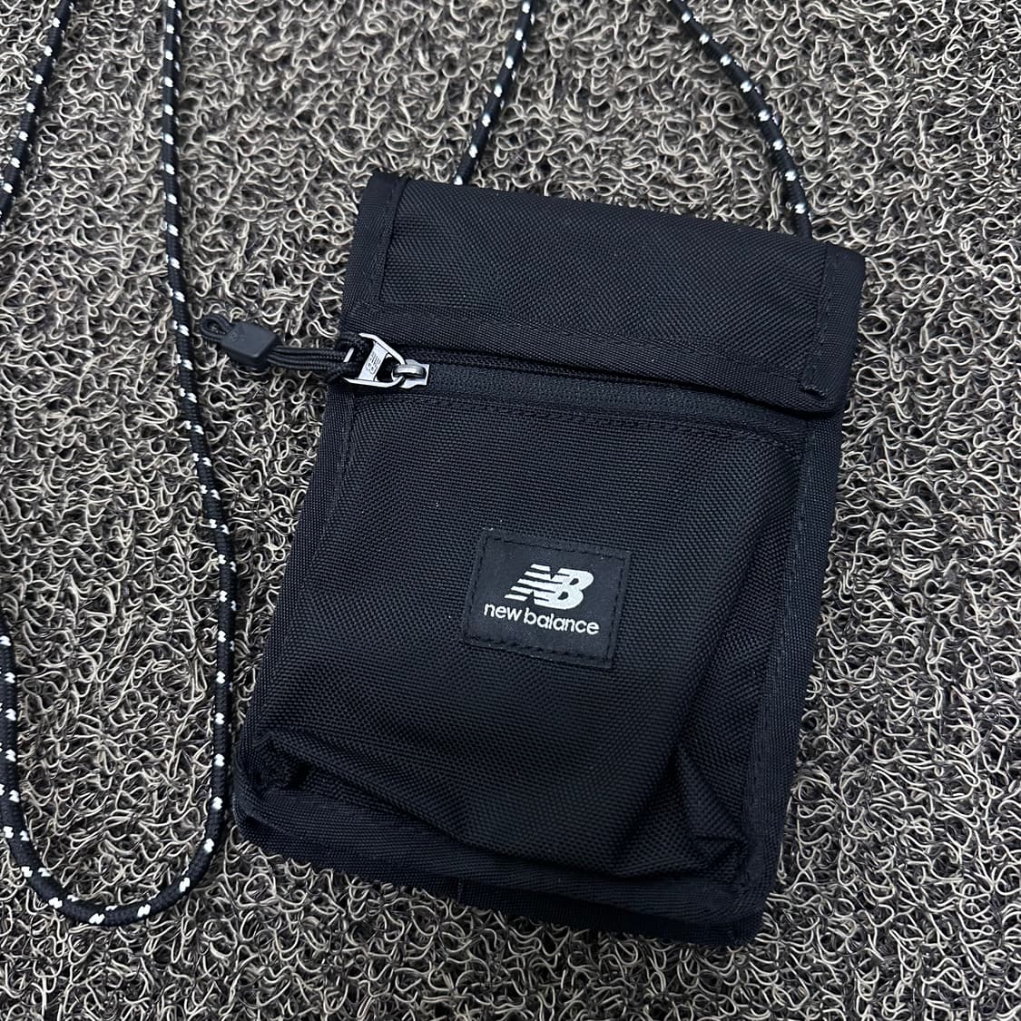 뉴발란스 미니 크로스백 가방 블랙 상품이미지2