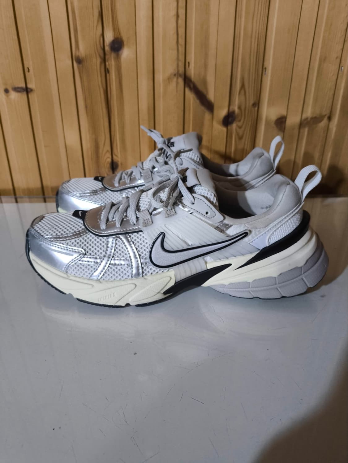 250mm 나이키 V2K 런 서밋 화이트 운동화 상품이미지1