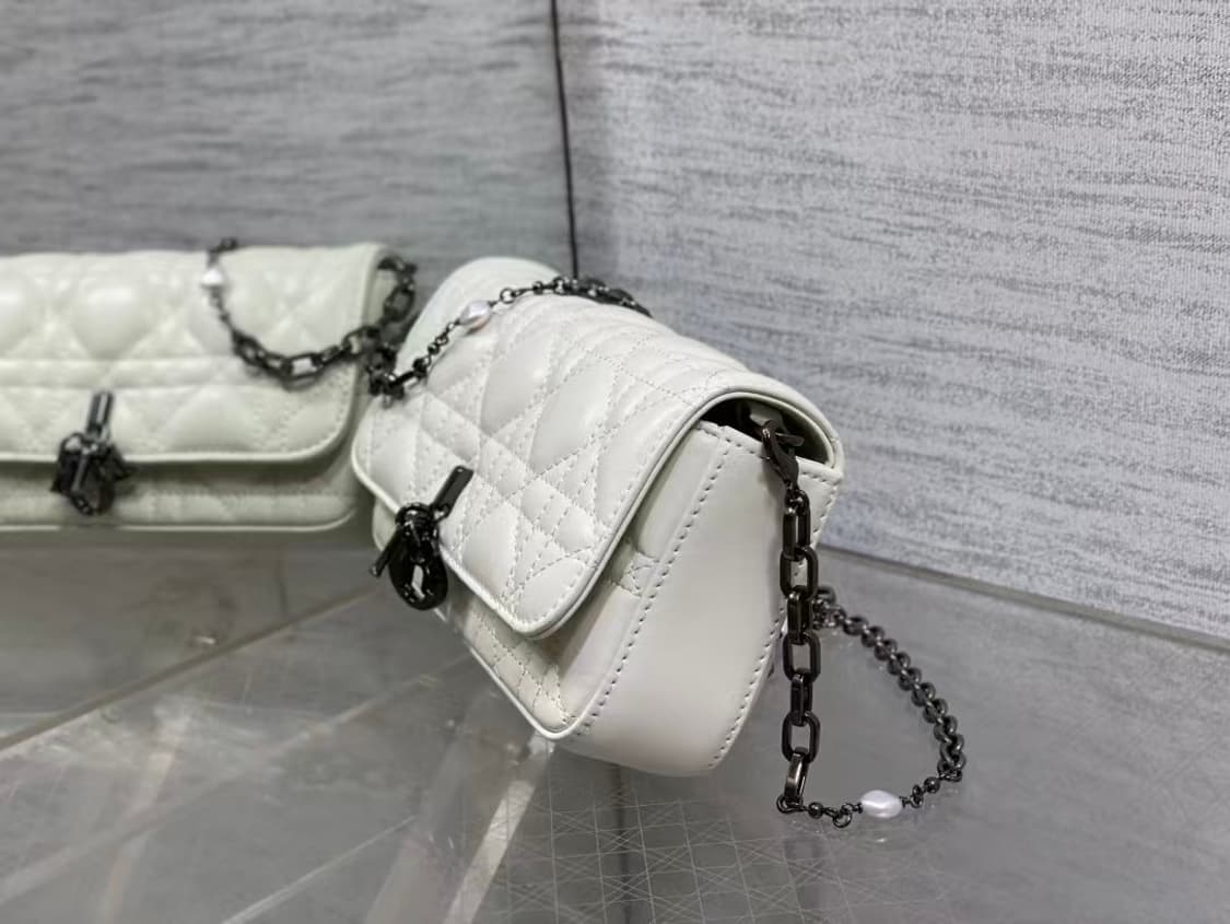 디올 크로스 백시그니처 넝쿨 체크로 클래식한 레터링 참장식
 상품이미지3