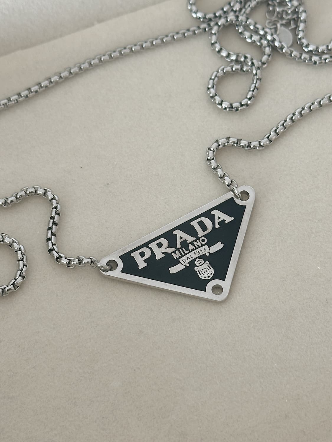 프라다 삼각로고 남자 롱체인 목걸이 (실버블랙) 상품이미지1