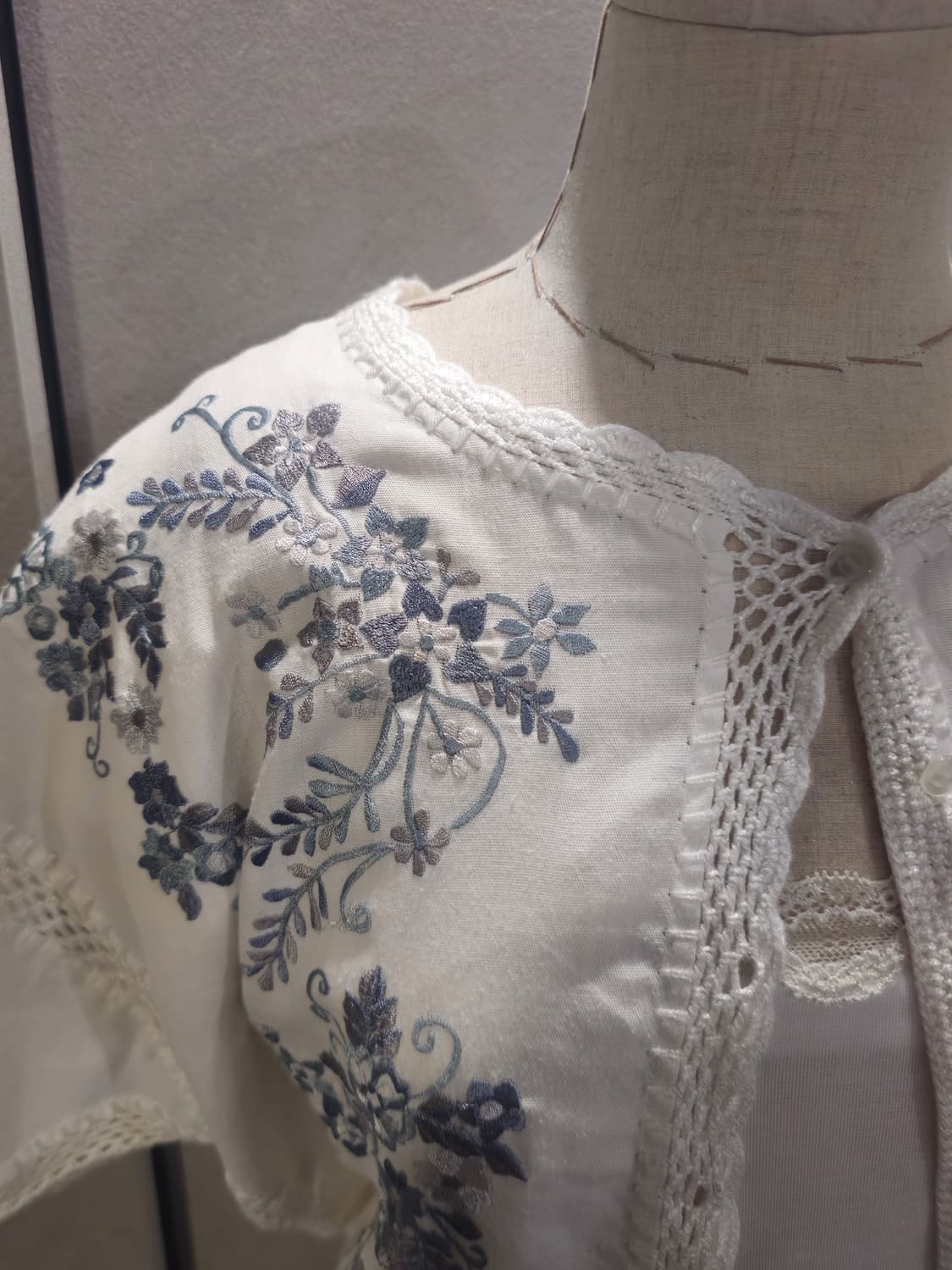 [HAND KNIT] 세오리아 핸드메이드 자수 블라우스 (LL) 상품이미지2