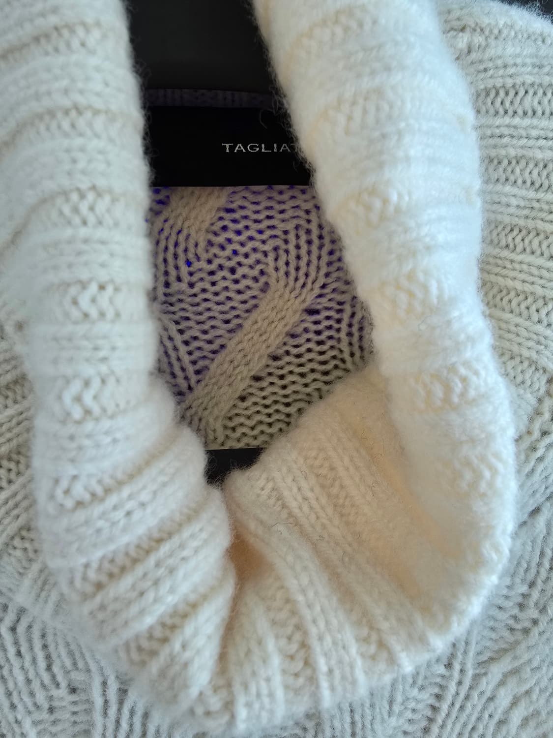 딸리아또레 버진울 연한아이보리 색상 52사이즈입니다. 상품이미지8