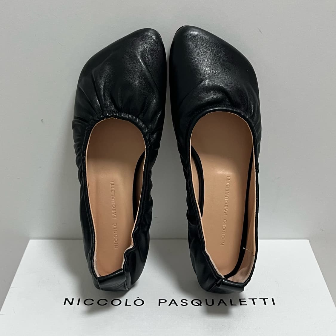 [36]니콜로 파스쿠알레티 25fw 셔링 플랫 슈즈/블랙 상품이미지3