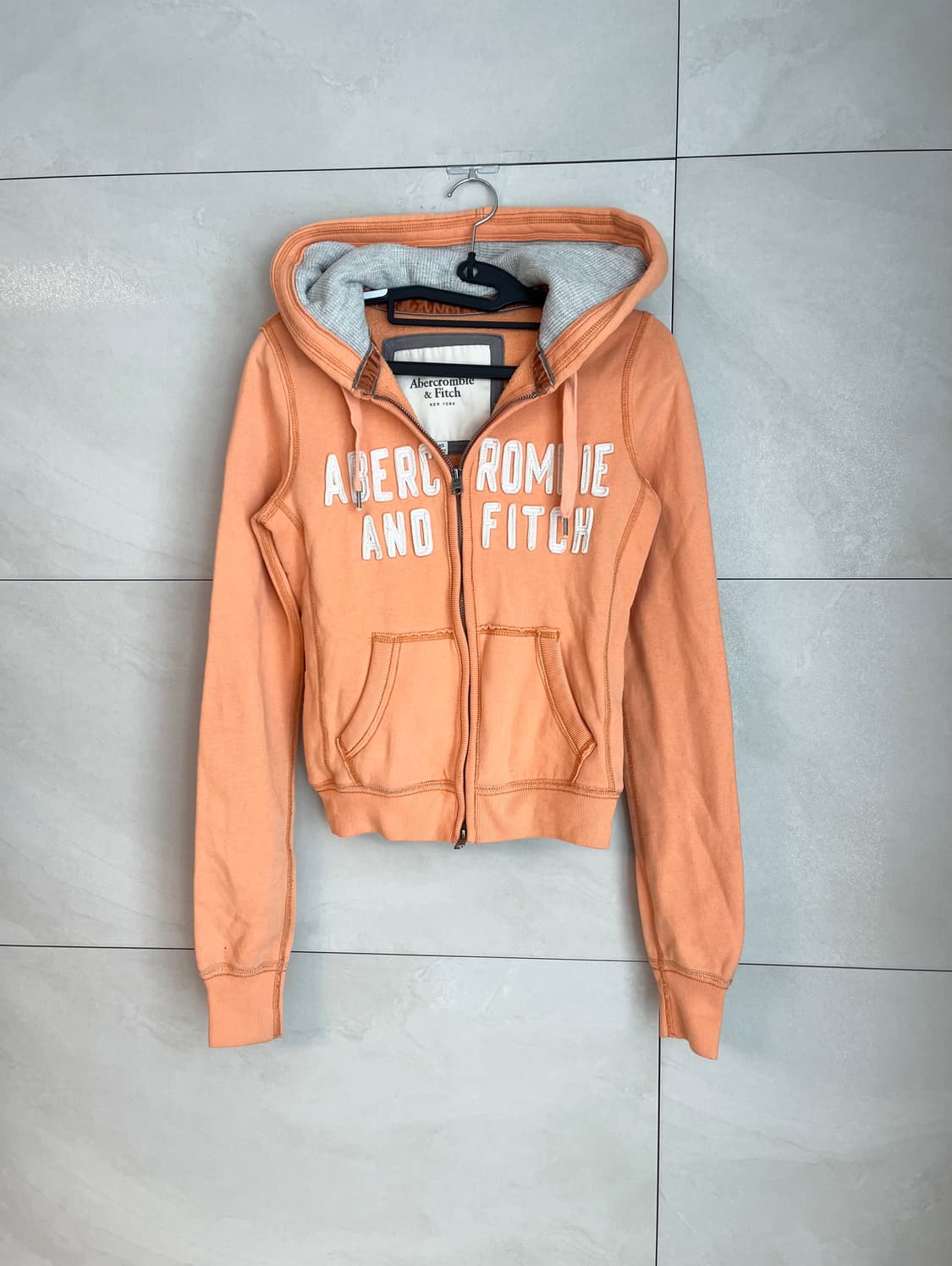 아베크롬비 딱붙핏 스펠로고 오렌지 후드집업 [XS]  상품이미지3