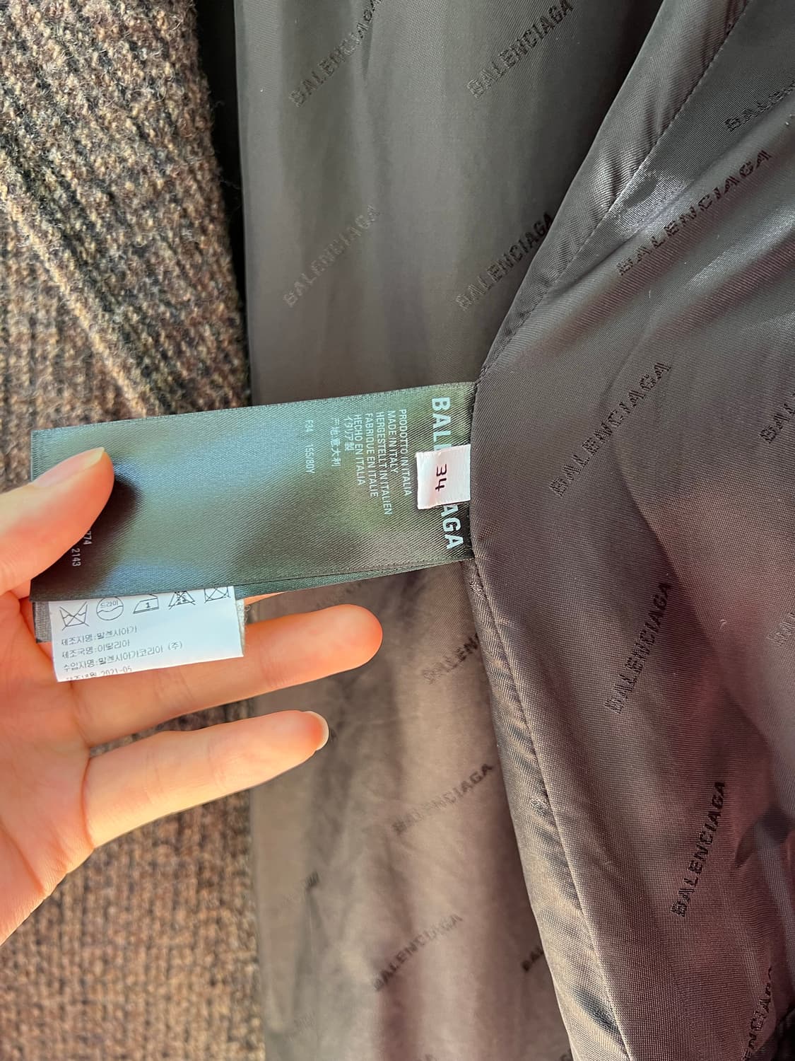 발렌시아가 디스트로이드 코트 런웨이피스 상품이미지3