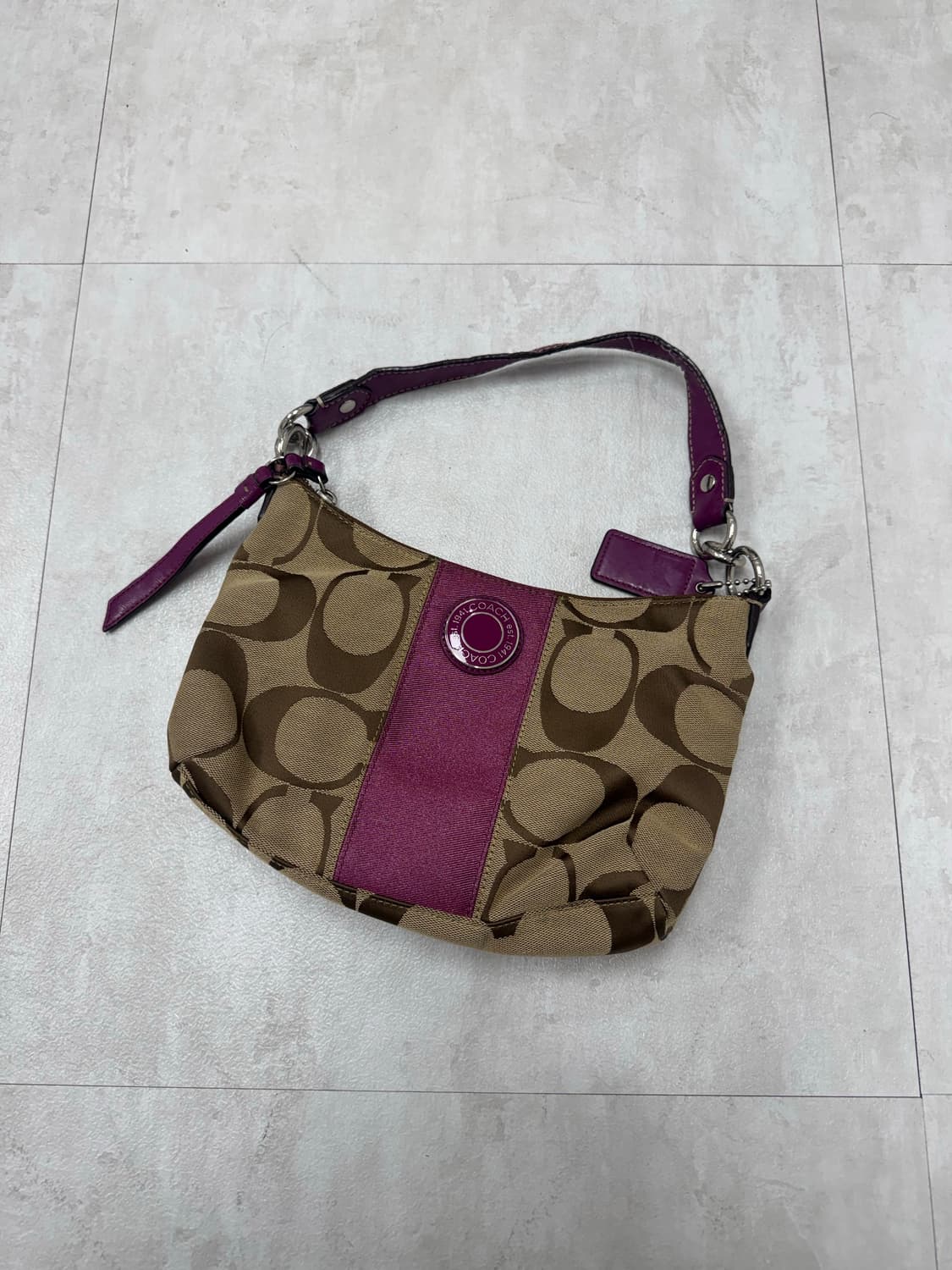 •Coach 캔버스 시그니처 호보백 상품이미지1