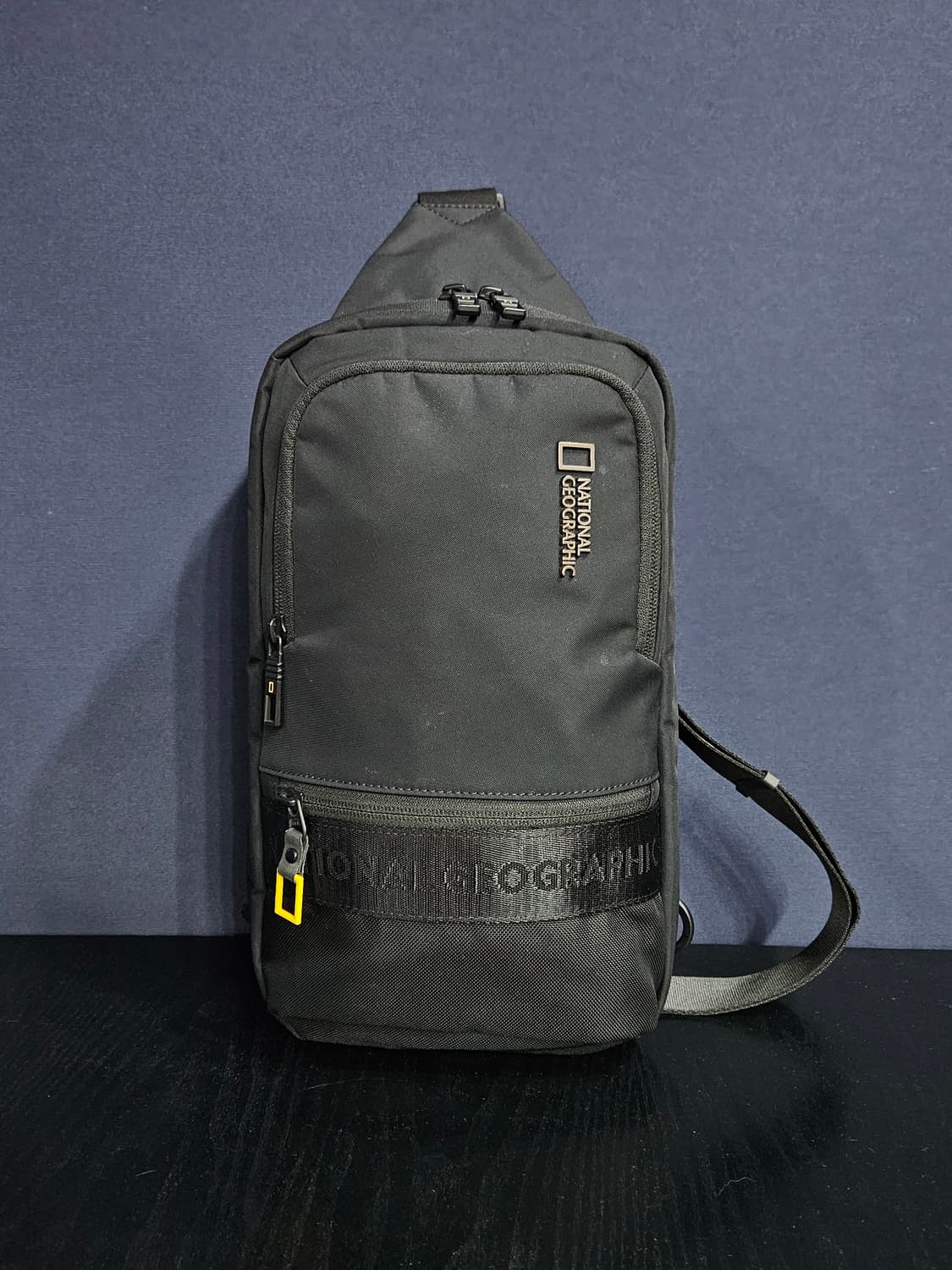 내셔널지오그래픽 어반 자카드 블랙 슬링백  상품이미지1