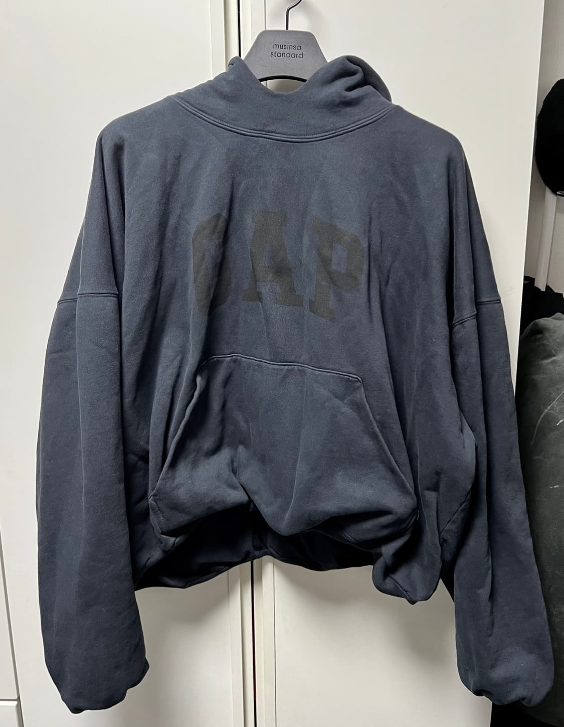 [M] 이지 갭 엔지니어드 바이 발렌시아가 도브 후드 워시드 블랙 상품이미지2