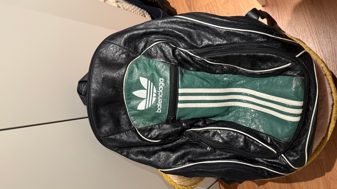 발렌시아가 x 아디다스 램스킨 백팩 라지사이즈입니다.  상품이미지1
