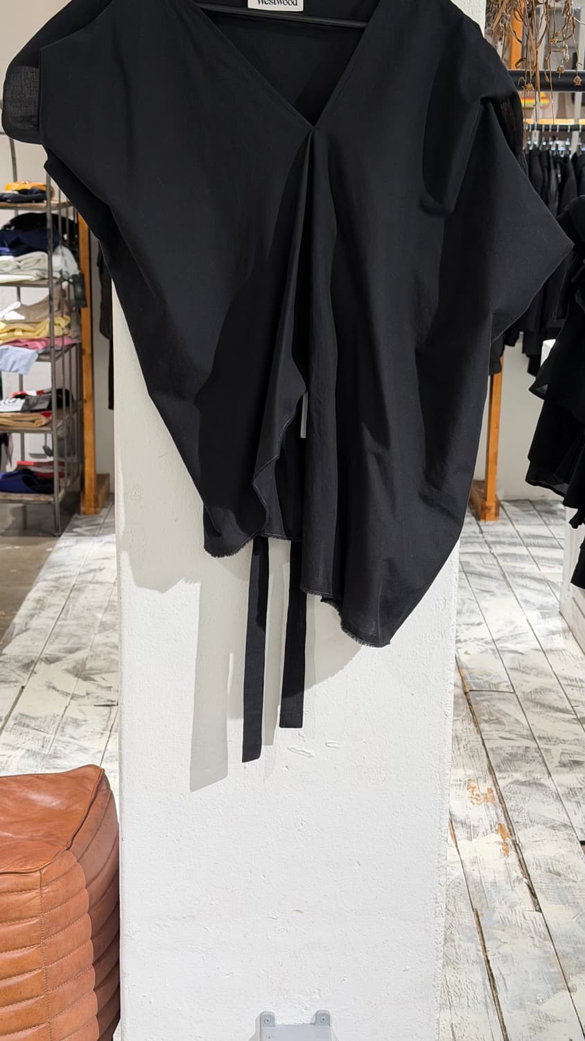 비비안웨스트우드 블랙 브이넥 언발란스 드레이프 백리본 탑  상품이미지5