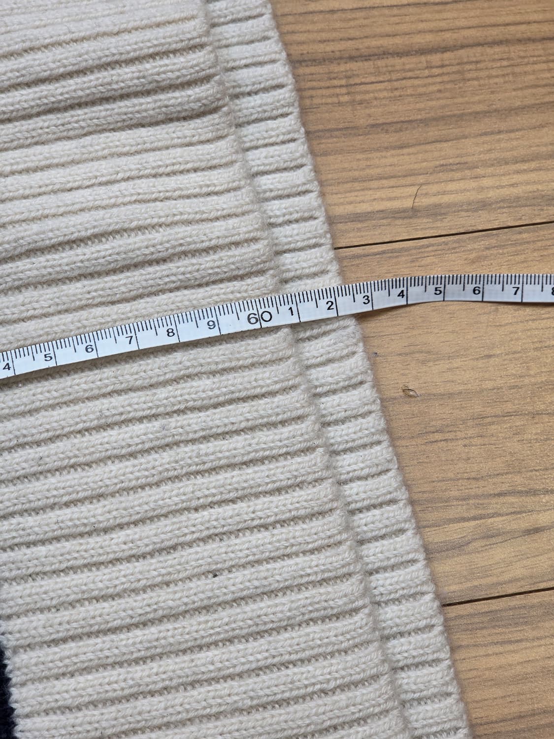 XS 사이즈 COS 스트라이프 니트입니다. 100% 모 소재라 가볍고 따 상품이미지4