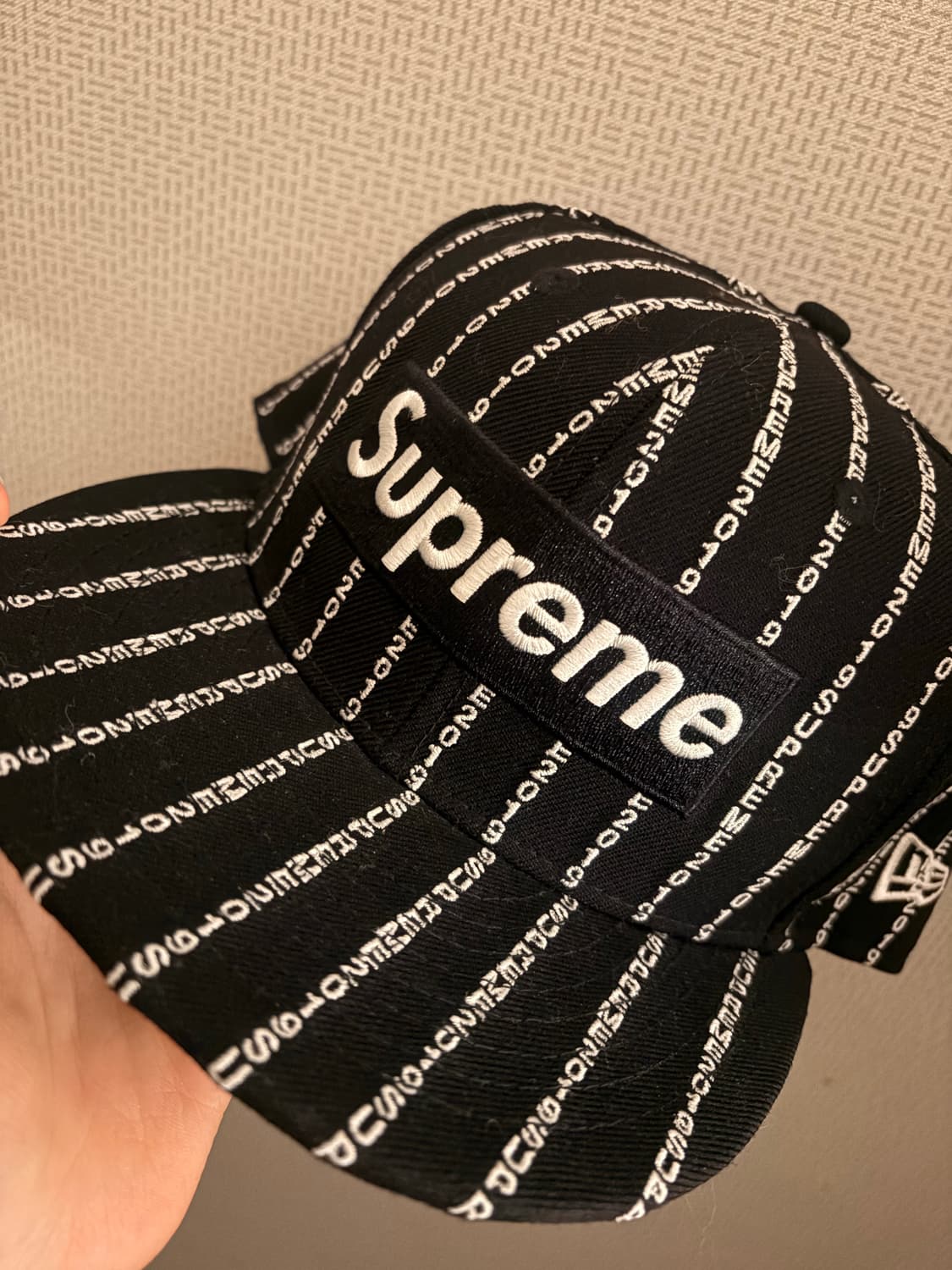 슈프림X뉴에라 콜라보 텍스트 스트라이프 캡 블랙 상품이미지1