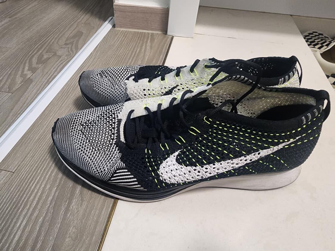 나이키 플라이니트 레이서 검흰형 285사이즈 상품이미지3