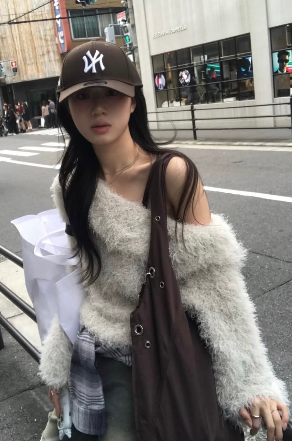 애프터아워즈 소프트 헤어리 원 숄더 니트 상품이미지1