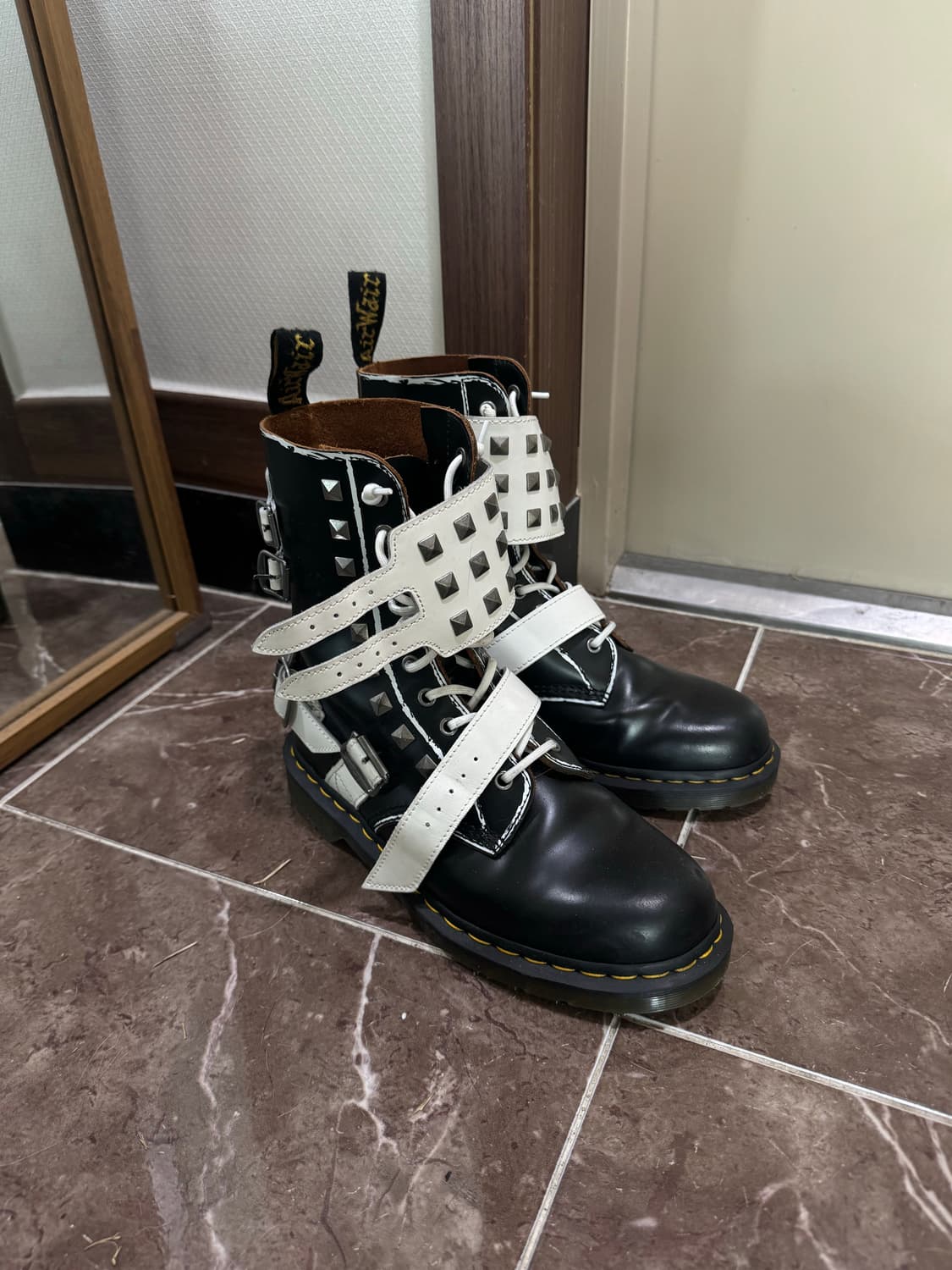 닥터마틴 스터드 화이트 믹스 롱부츠 270 상품이미지1