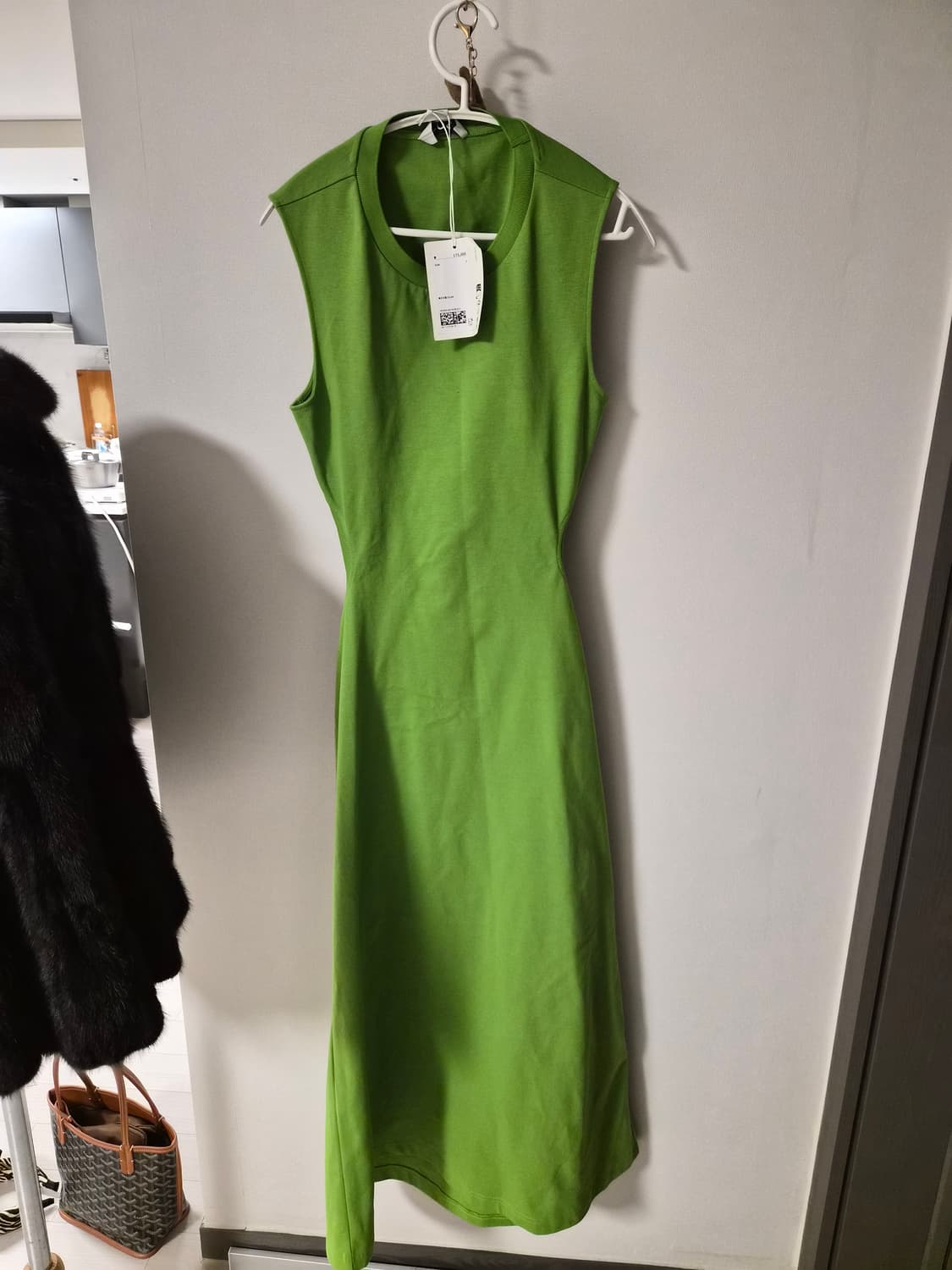 코스(COS)의 슬리브리스 커트아웃 맥시 드레스 상품이미지5