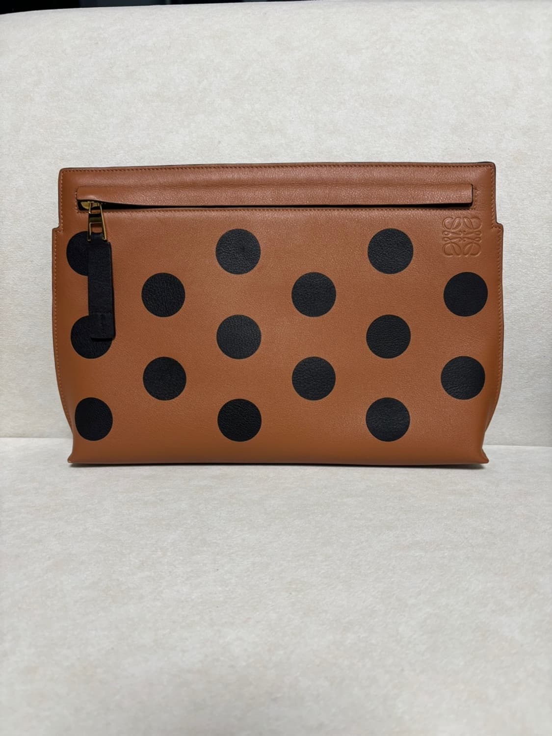 로에베 브라운 도트 파우치 상품이미지1