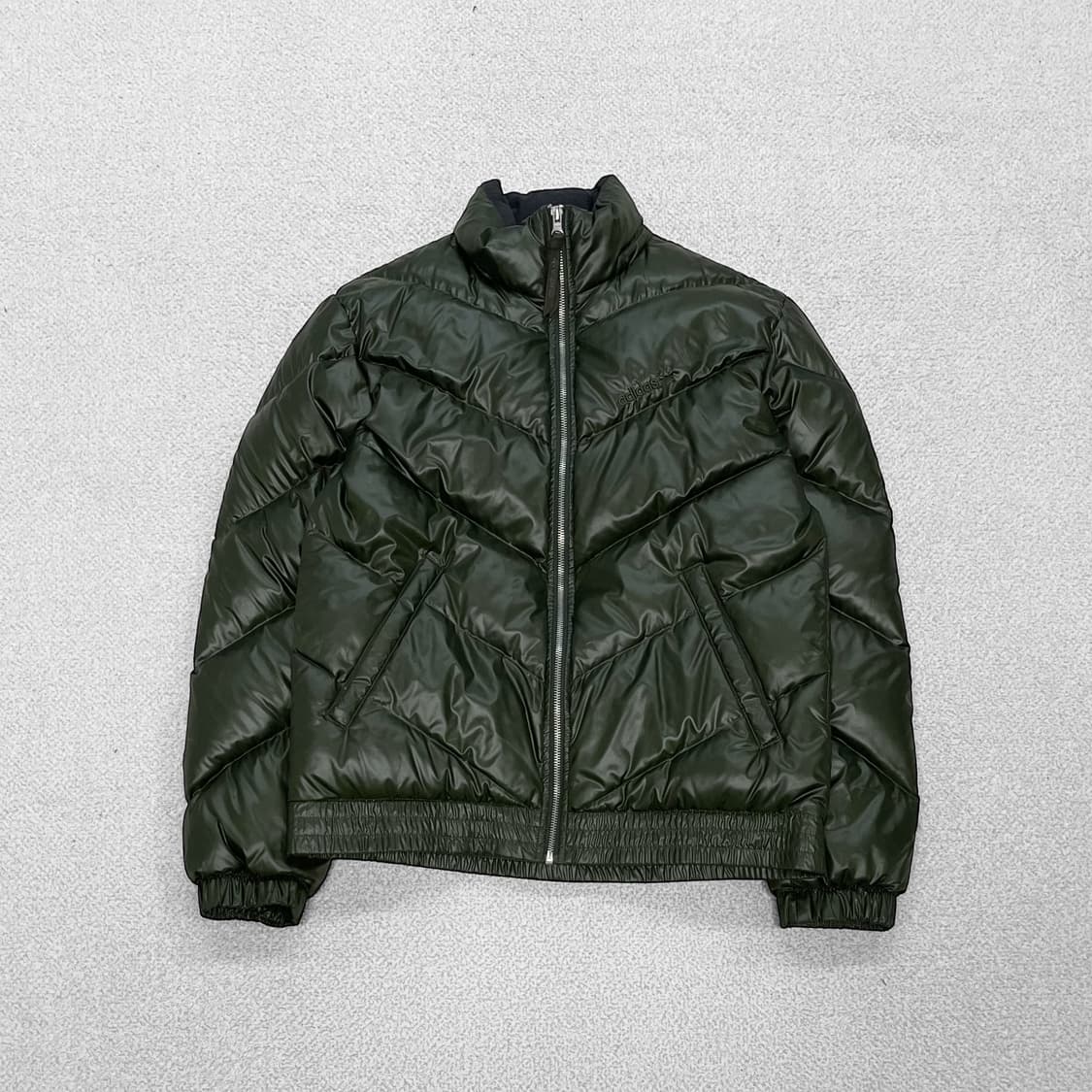 아디다스 어센틱 다운 패딩 카키 상품이미지2