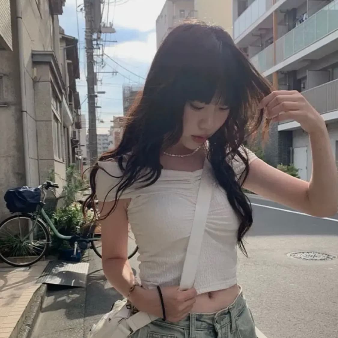 애니원모어 몬티 오프숄더 셔링 나시 티셔츠 상품이미지1