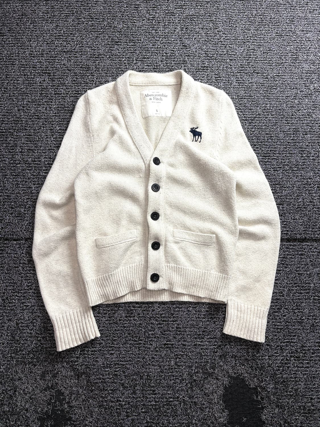 아베크롬비 앤 피치 자수로고 미니멀 가디건 3243 상품이미지2