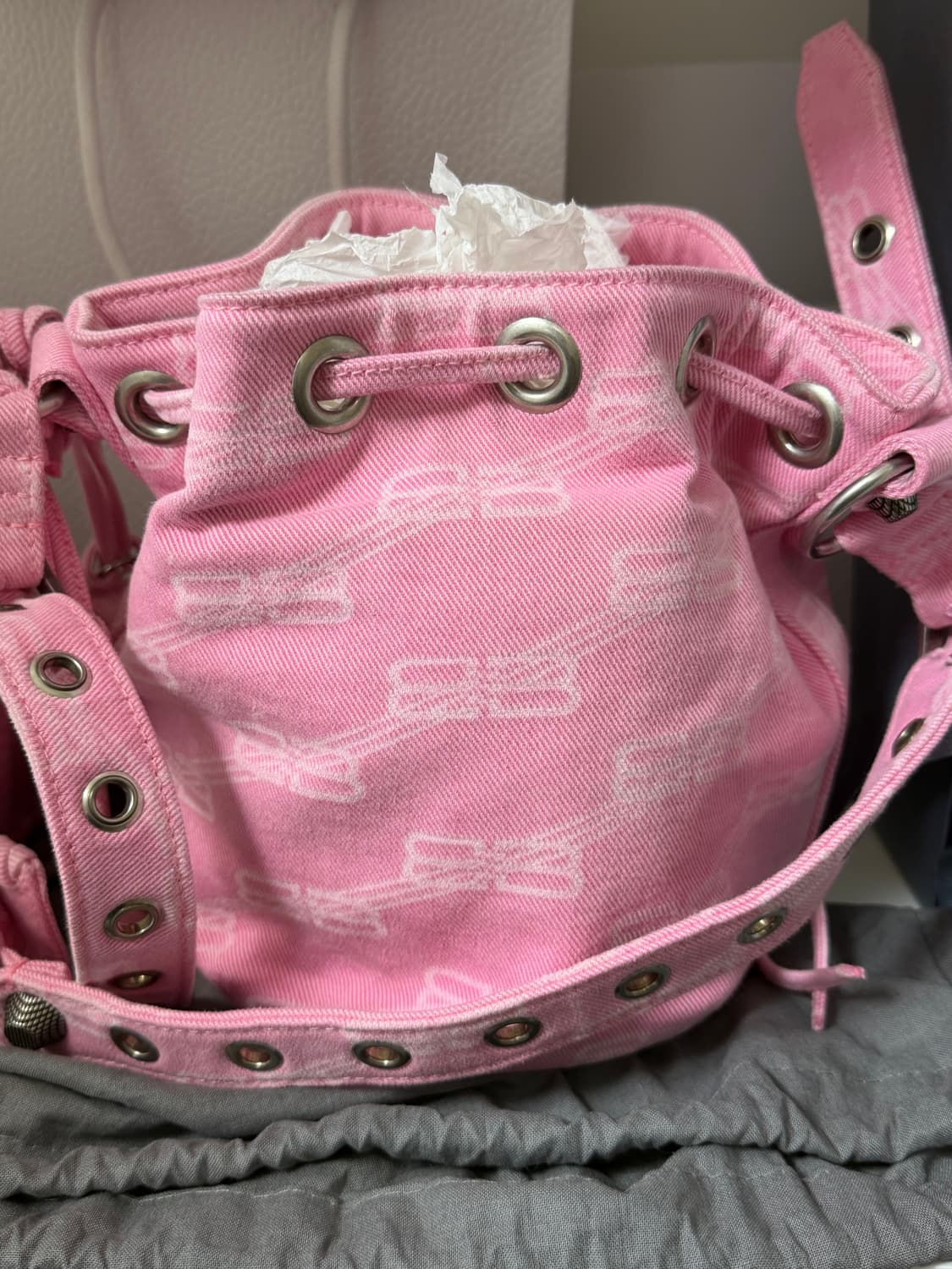 1회착용) 정품 발렌시아가 버킷백 xs 상품이미지5