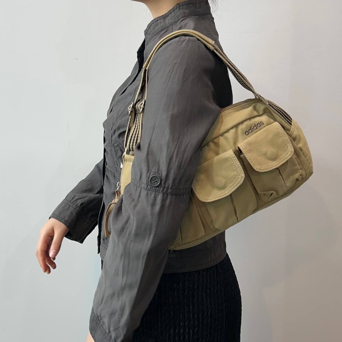 아디다스 베이지 포켓 숄더 상품이미지9