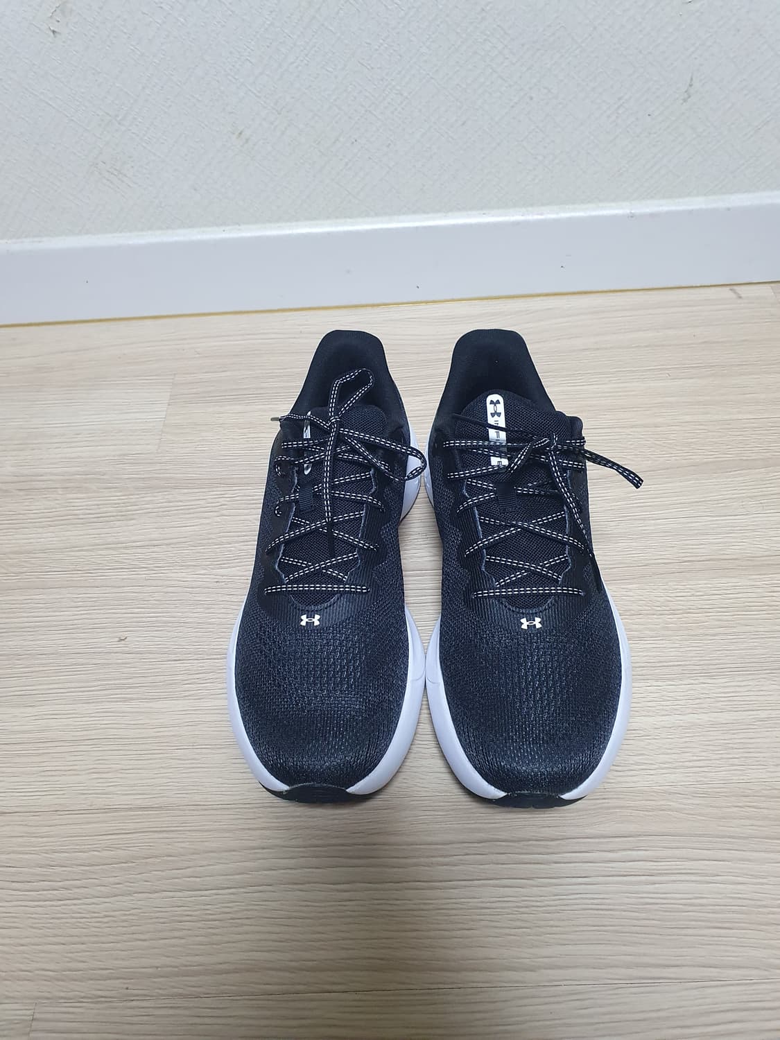 언더아머 HOVR 블랙 운동화 285 상품이미지3