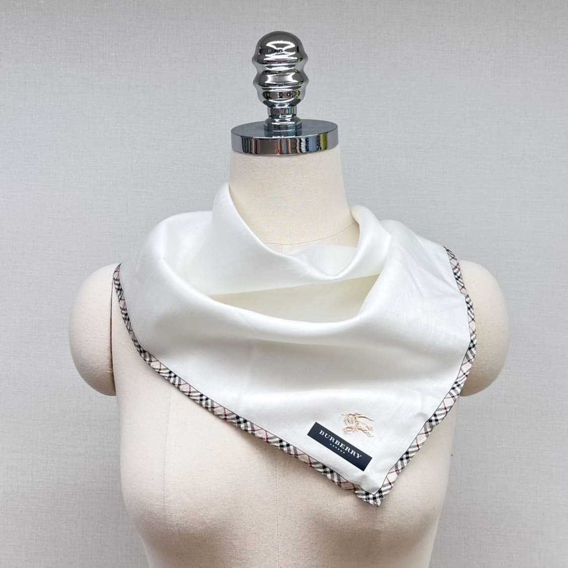 (새상품) burberry /버버리 쁘띠스카프 손수건 상품이미지5