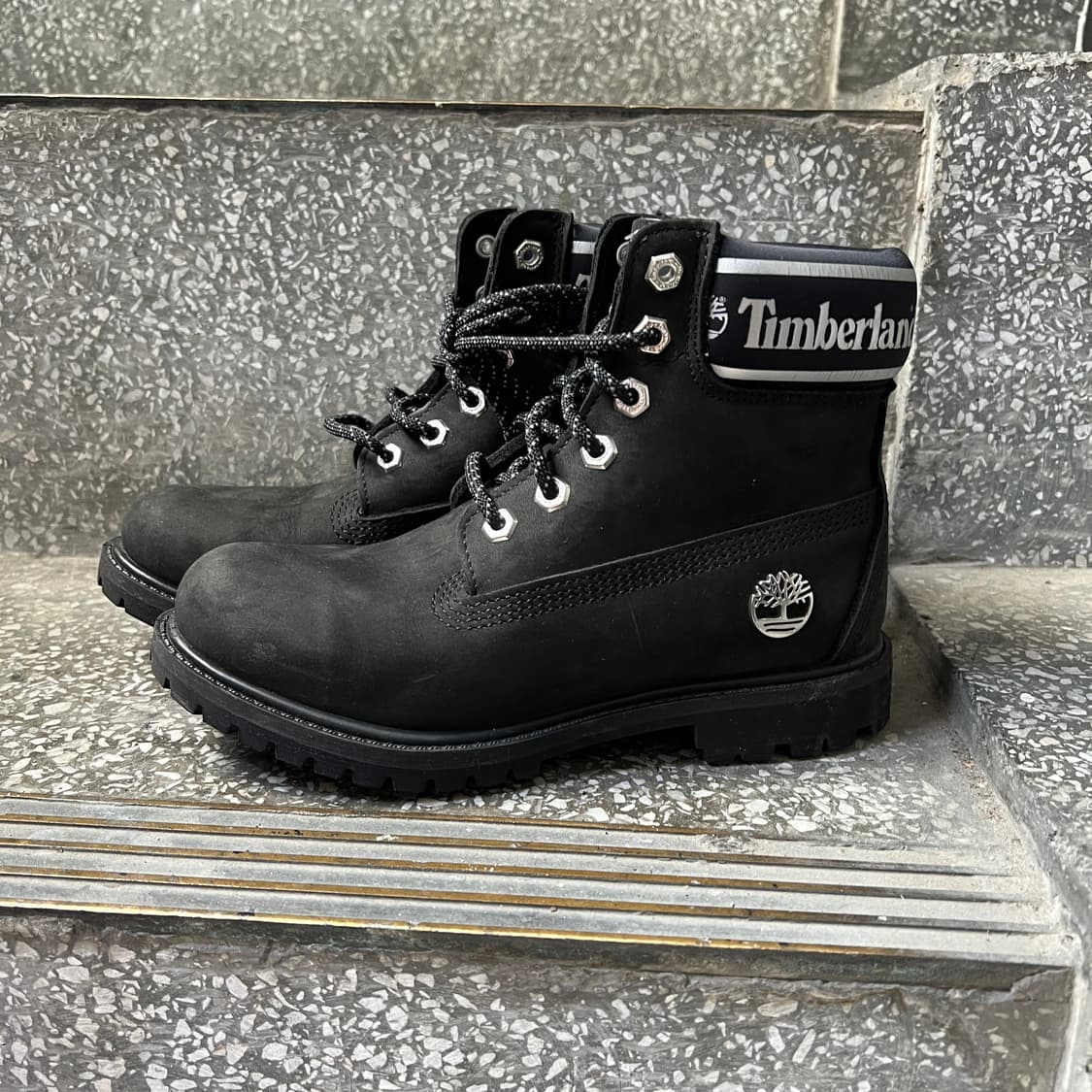 팀버랜드 6인치 프리미엄 블랙 누벅 실버 로고 부츠 상품이미지2