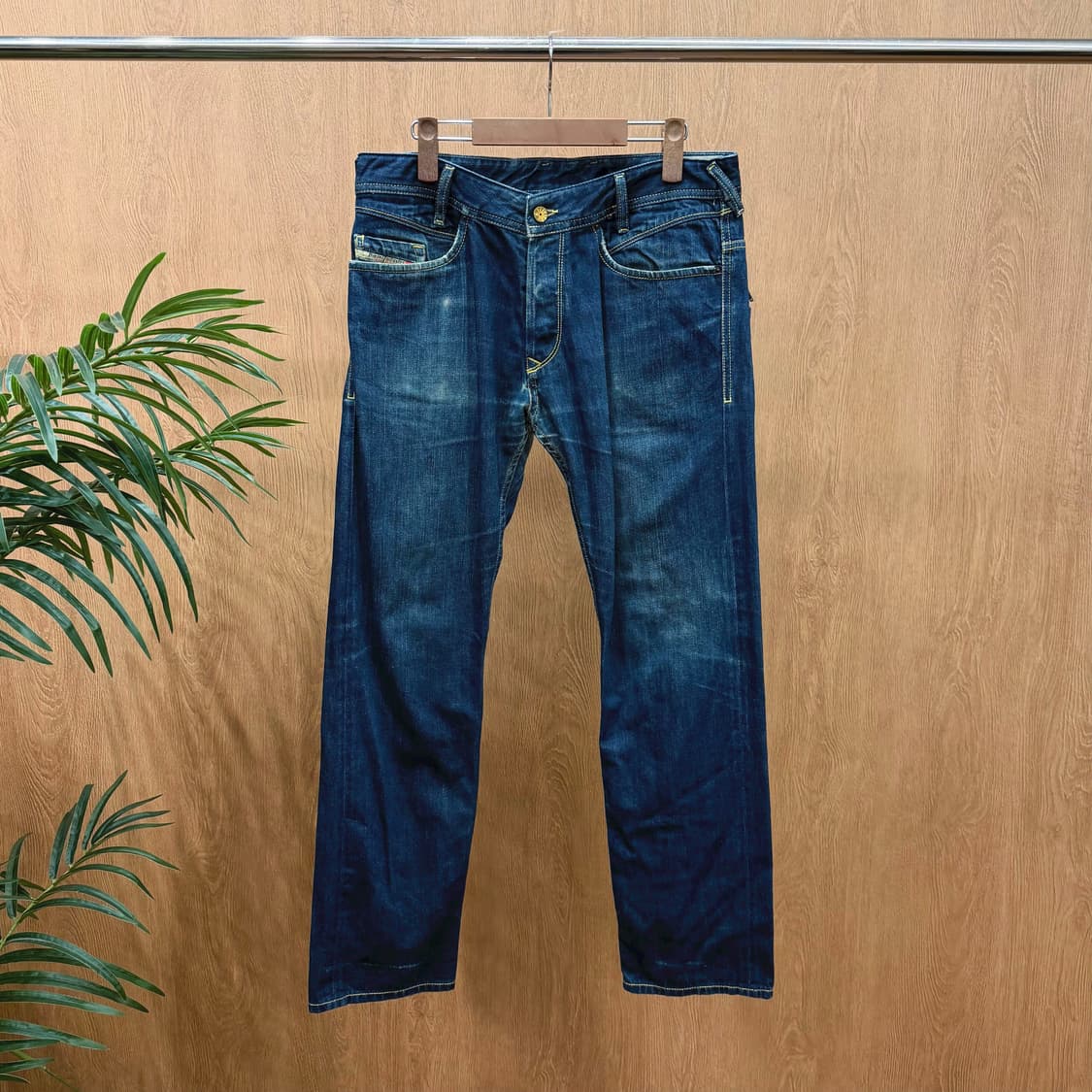 디젤 워싱 데님 팬츠 백 지퍼 포켓 블랙 로고 워치 포켓 디테일 진청 상품이미지1