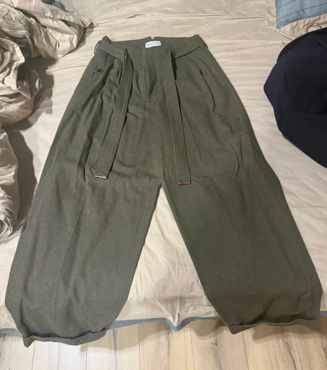 렉토 벨티드 카키 팬츠 상품이미지1