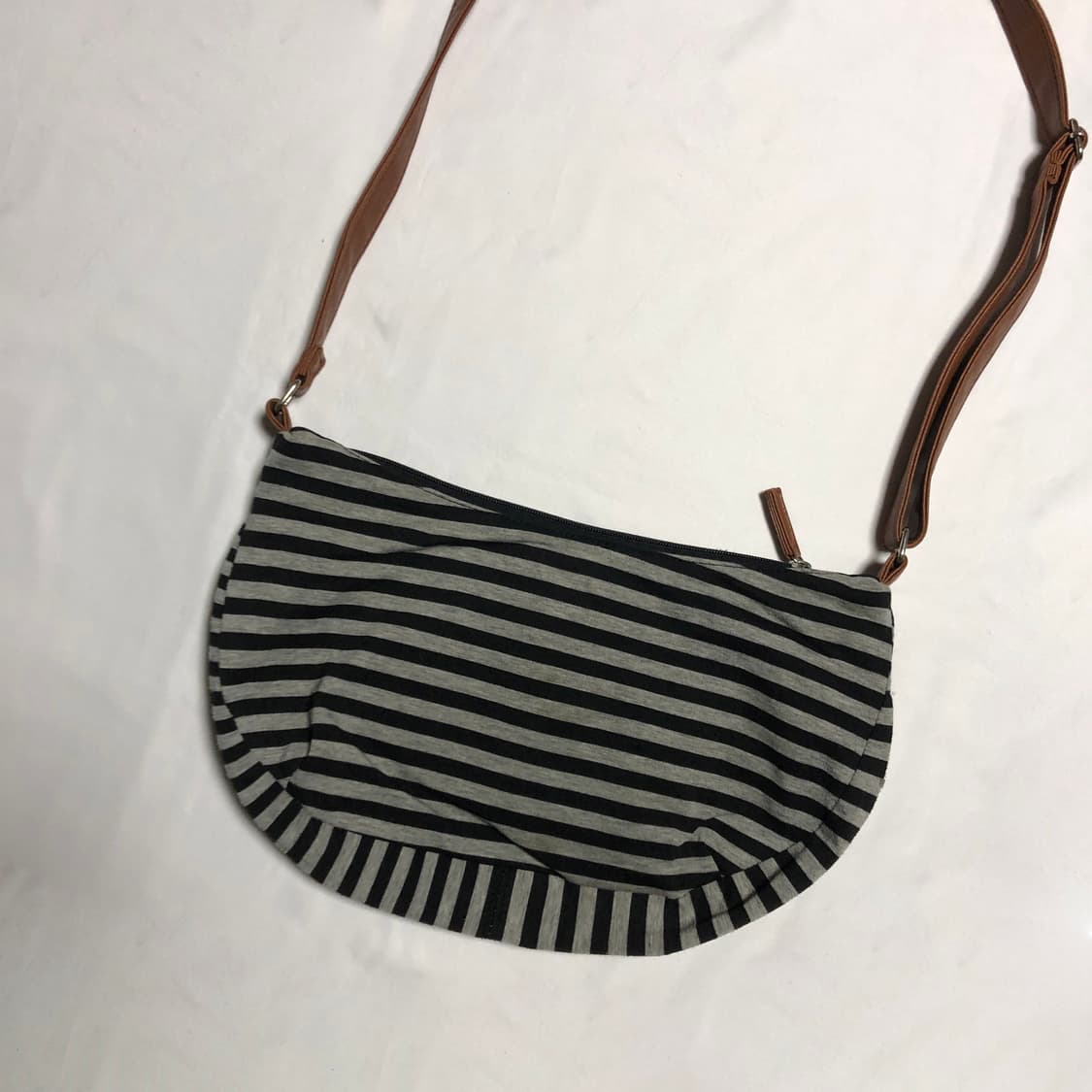 스트라이프 레더 크로스백  그레이 상품이미지4