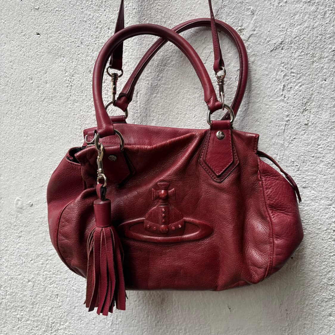 비비안웨스트우드 엠보싱 로고 태슬 버건디 레더 투웨이백 상품이미지4