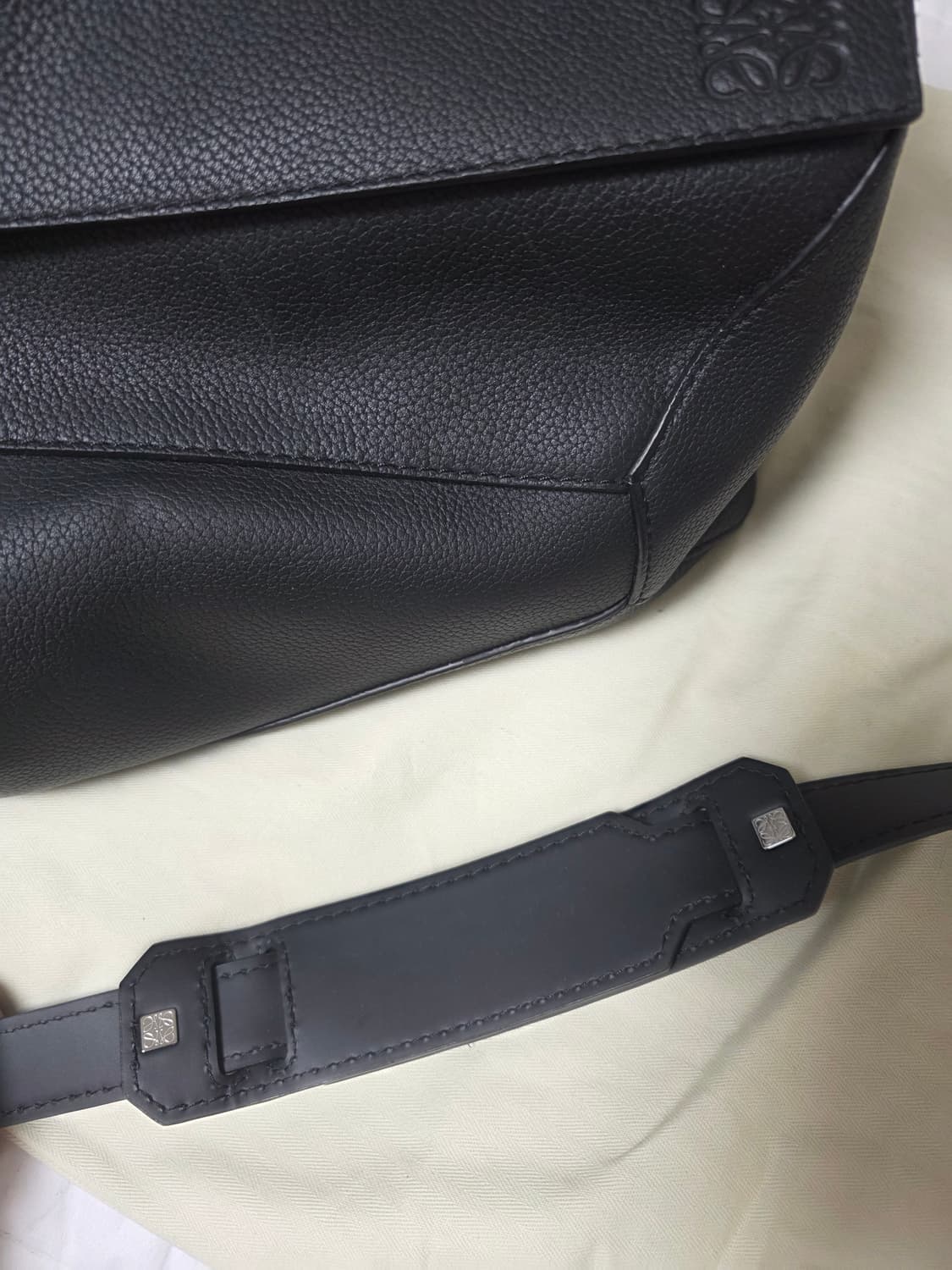 로에베 퍼즐백 라지 블랙  상품이미지6