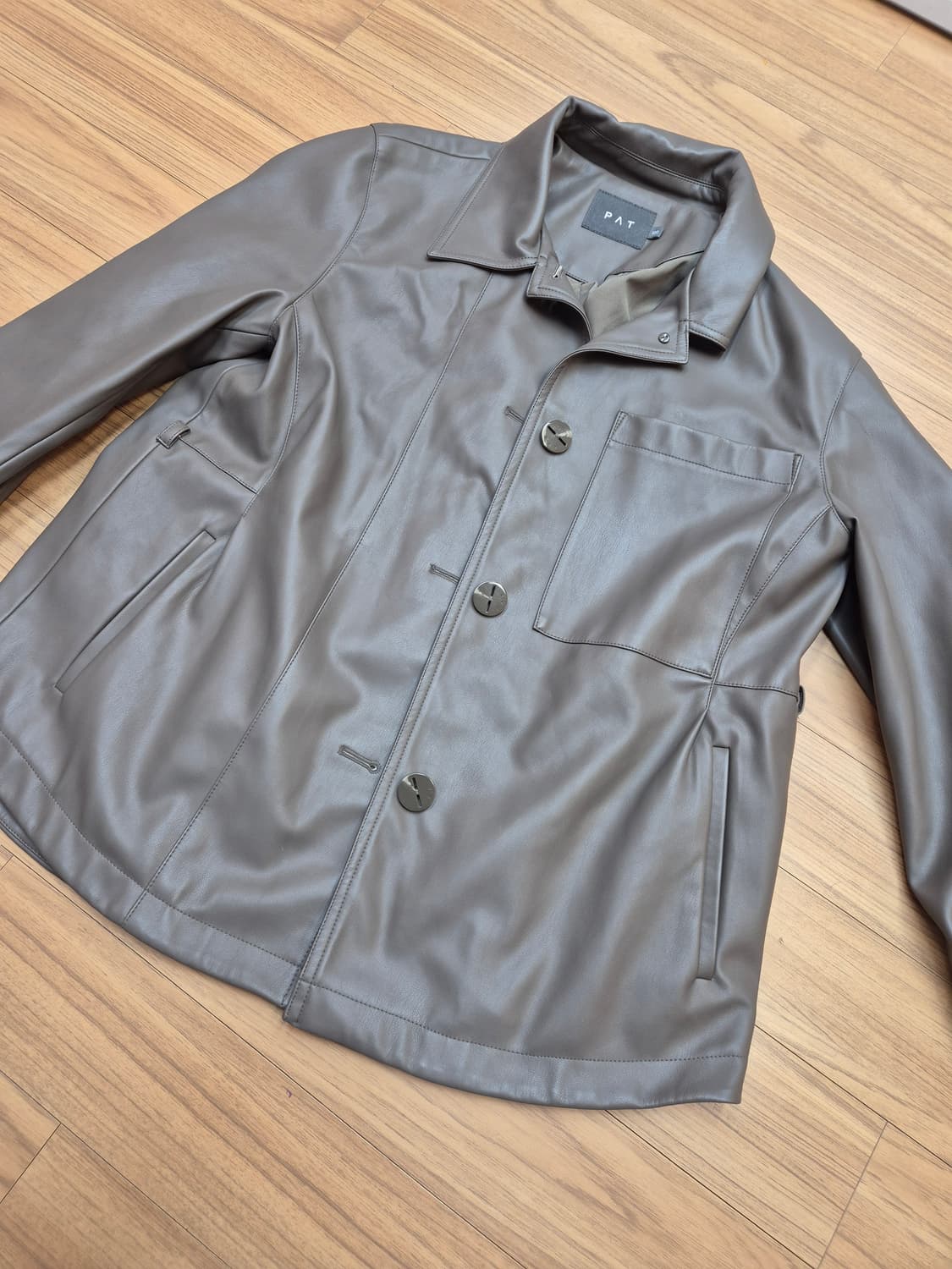 브랜드 PAT 여성 인조 가죽 자켓입니다. 100 사이즈이고, 톤 다운된 상품이미지1
