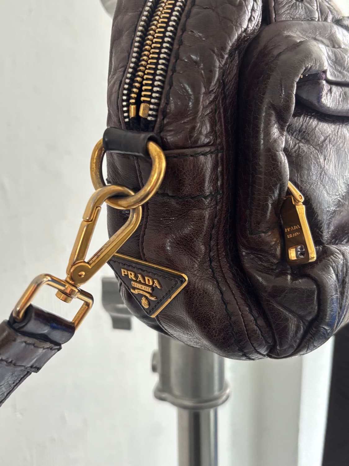 PRADA 프라다 다크 브라운 비텔로 샤인 카메라 2WAY 백 상품이미지3