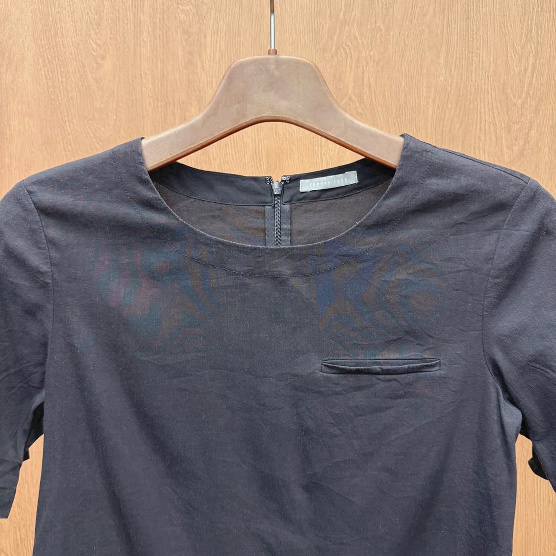 띠어리 럭스 반팔 블라우스 백 지퍼 미니 포켓 디테일 블랙 상품이미지4